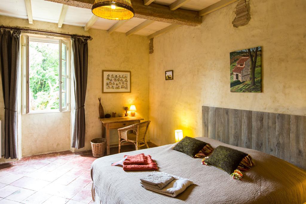 Au Mas Des Calmettes Bed and Breakfast Parisot  Exteriör bild